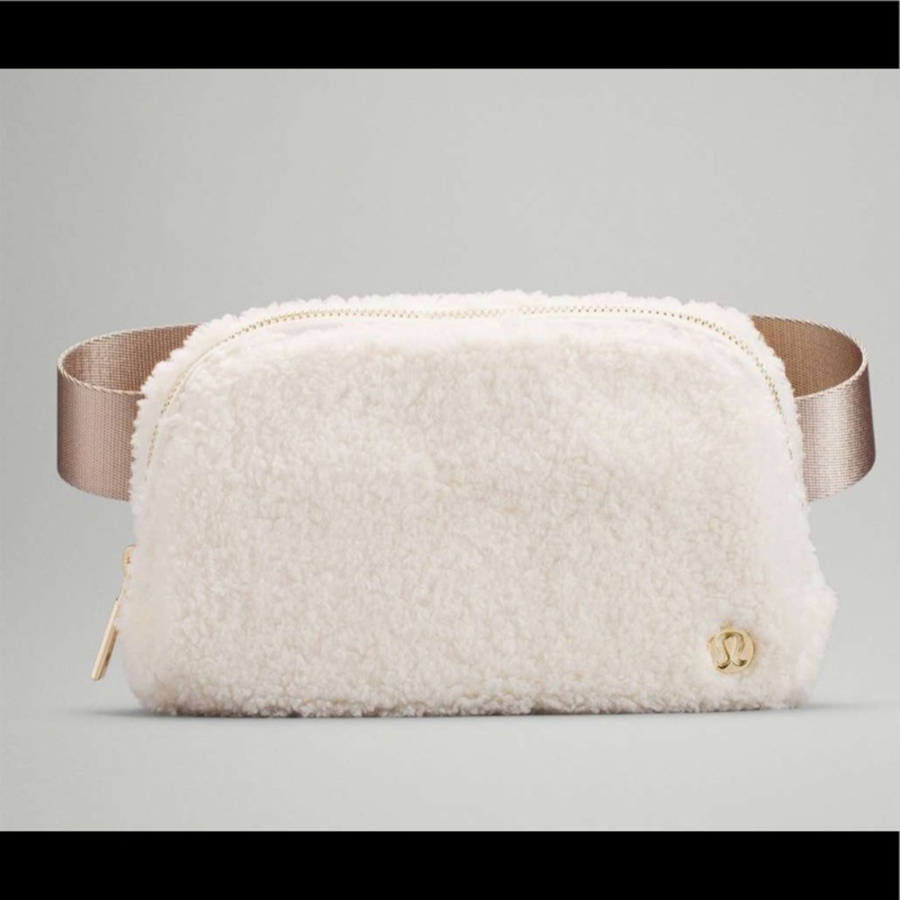 Lululemon everywhere fleece belt bag